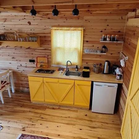 Lodge Badece Farm Yellow House *