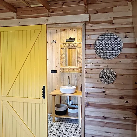 Lodge Badece Farm Yellow House