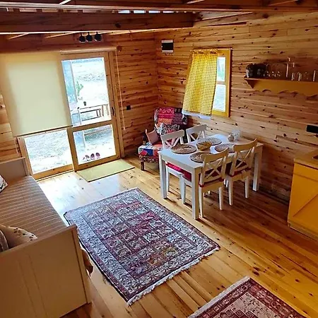 Badece Farm Yellow House بيت خشبي برغاما
