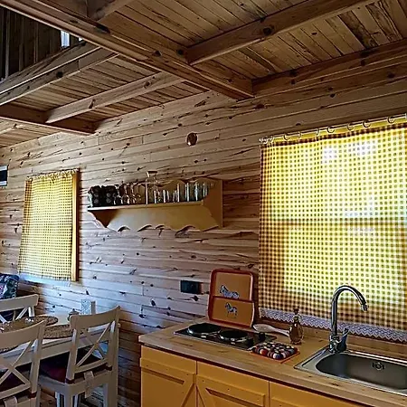 Badece Farm Yellow House بيت خشبي برغاما