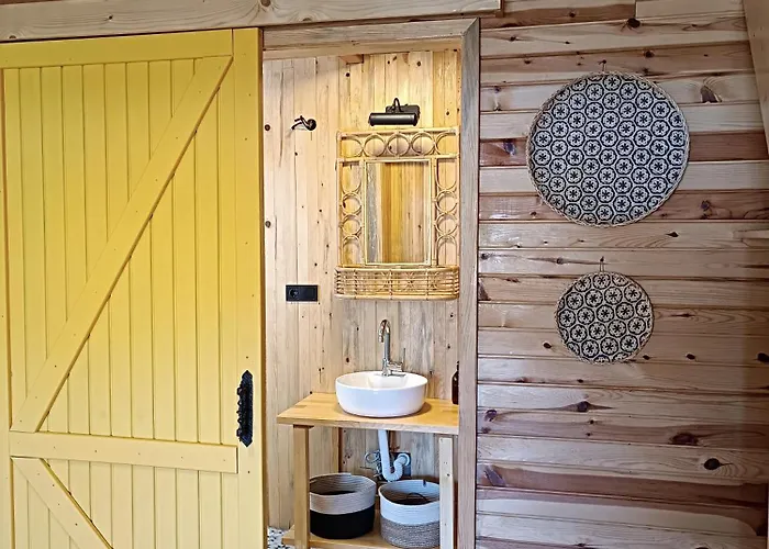 Lodge Badece Farm Yellow House