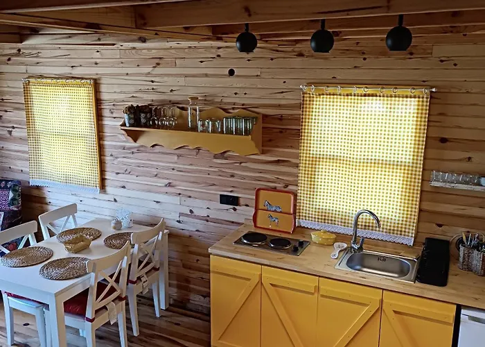 Lodge Badece Farm Yellow House *